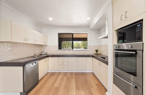 Broadwater House | Bluewater Retreat - Pet-Friendly Coastal Oasis