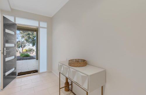 McCracken House | Bluffview B&B - Luxury Oceanviews - Wi-Fi - No Linen Included