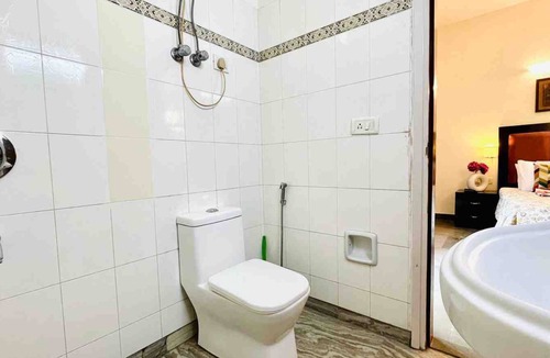 New Delhi Apartment | BluO 2BHK Panchsheel Enclave -Balcony, Parking