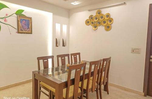 Shalimar Bagh Apartment | BnBBuddy Chirayu Home 5 BR Duplex@ Shalimar Bagh