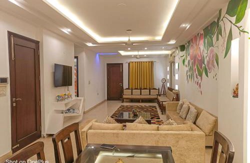 Shalimar Bagh Apartment | BnBBuddy Chirayu Home 5 BR Duplex@ Shalimar Bagh