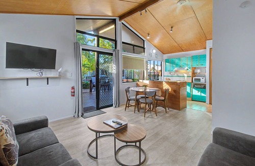 Urangan Hotel | Boat Harbour Stays