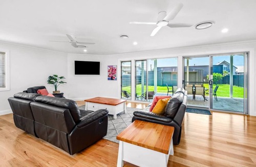 Blacksmiths House | Boikon Beach House - easy stroll to Blacksmiths Beach