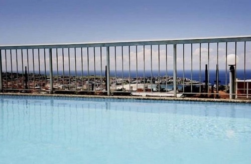 Bondi Apartment | bondi beach studio 8 balcony rooftop pool, aircon, walk to beach, restaurants