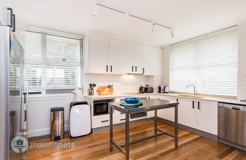Bondi Beach Apartment | Bondi Beachside Apartment: 3 Bedrooms & Parking