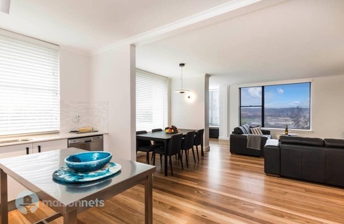 Bondi Beach Apartment | Bondi Beachside Apartment: 3 Bedrooms & Parking