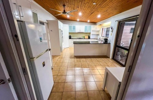 Runcorn House | Bonhaven Deluxe King Room with private Bathroom