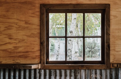 Birregurra House | Bootmakers Cottage : Rear Stables, Bar, Fire Pit & Outdoor Bath