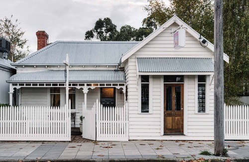 Birregurra House | Bootmakers Cottage : Rear Stables, Bar, Fire Pit & Outdoor Bath