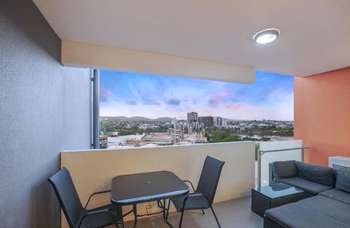 South Brisbane Apartment | Boundless Horizons - Stylish Comfort & City Views