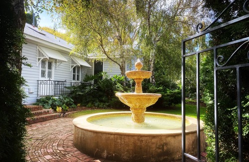 Leopold House | Boutique Accomodation- Close to Wineries and Beaches