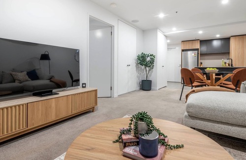 Braddon Apartment | Braddon Bright Nights at Midnight - 1 Parking Spot