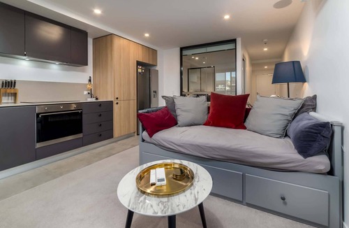 Braddon Apartment | Braddon Precinct 1BR + Parking Sauna Pool Balcony