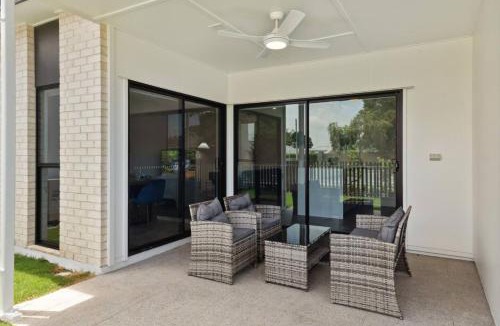 Capalaba House | Brand New Modern 4BR House with Parking Yard Mall and Park