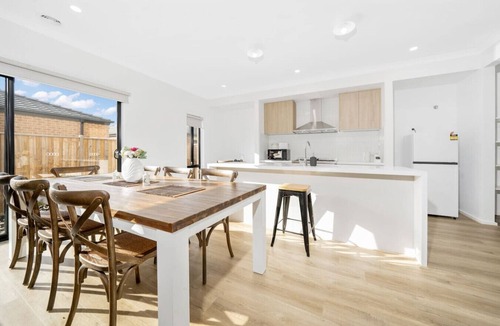 Melbourne House | `Brand New`, Spacious, Breezy Comfy, Luxury Home !