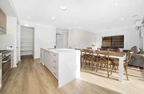 Melbourne House | `Brand New`, Spacious, Breezy Comfy, Luxury Home !