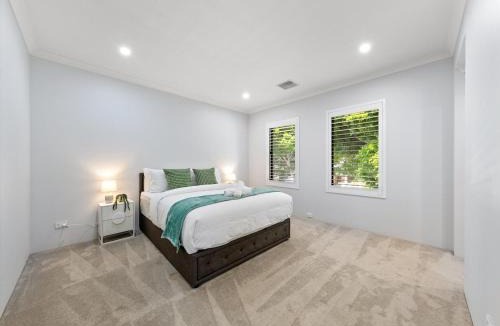 East Victoria Park House | Brand new Spacious & Stylish Stay in Vic Park