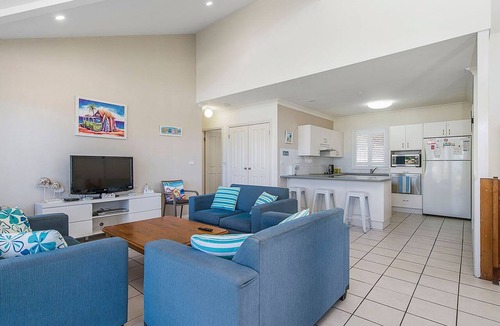 Crescent Head House | Breakers 2 2/13 East Street