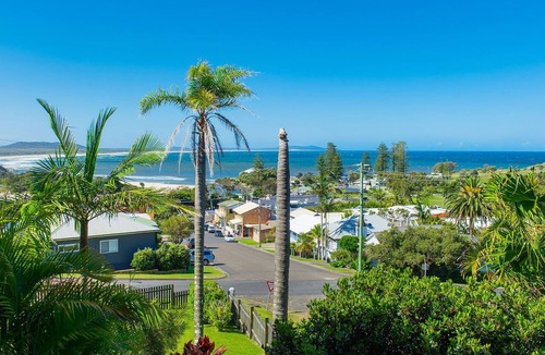 Crescent Head House | Breakers 2 2/13 East Street