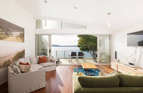 Corlette House | Breath Taking Waterfront