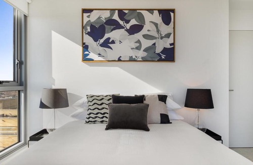 Flemington Apartment | Breathtaking unit with city and racecourse views