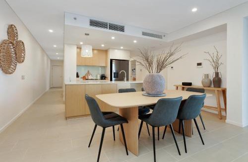 Darwin City Centre Apartment | Breathtaking Waterfront Lagoon Views & Restaurants
