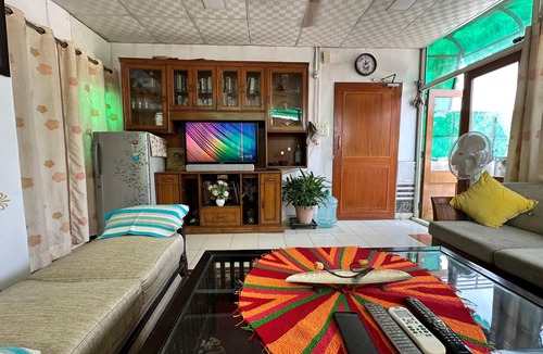 New Delhi Apartment | Breezy Rooftop Retreat , Centrally located !