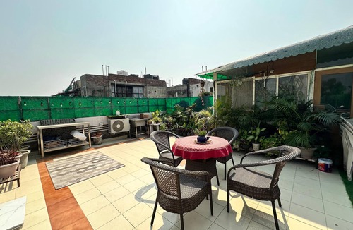 New Delhi Apartment | Breezy Rooftop Retreat , Centrally located !