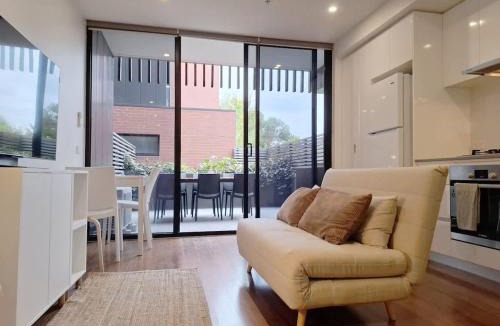 Northcote Apartment | Bright 1BR Apt With Private Backyard