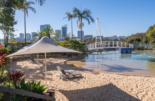 Wentworth Point Apartment | Bright 2-Bed Apartment Near Wentworth Point Sights