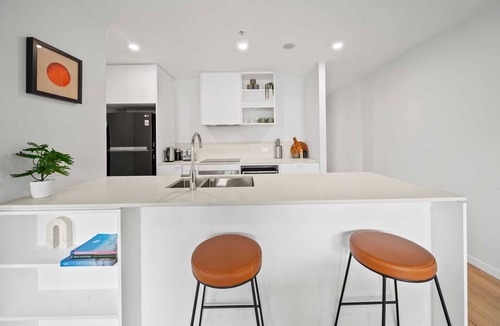 Phillip Apartment | Bright 2-Bed Apartment with Gym, BBQ & Pool Access