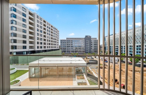 Phillip Apartment | Bright 2-Bed Apartment with Gym, BBQ & Pool Access
