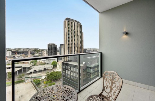 Bowen Hills Apartment | Bright 2-Bed Apartment in Bowen Hills