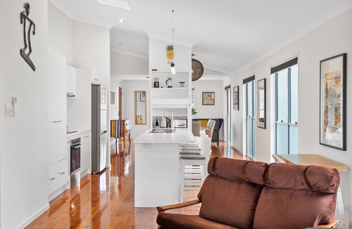 Annerley Apartment | Bright 3-Bed Home in Leafy Annerley