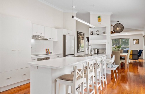Annerley Apartment | Bright 3-Bed Home in Leafy Annerley