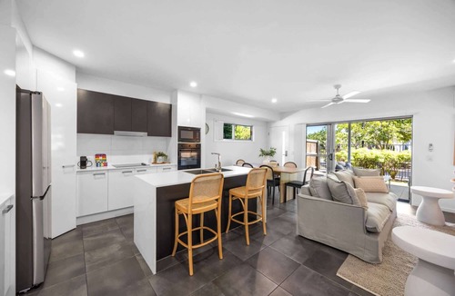 Wurtulla House | Bright 3-Bed Home with Private Courtyard