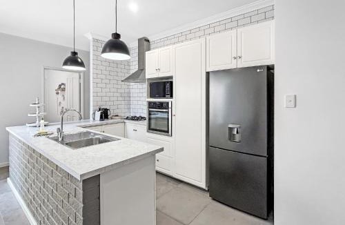 St James House | Bright 3-Bed House with Garage Parking