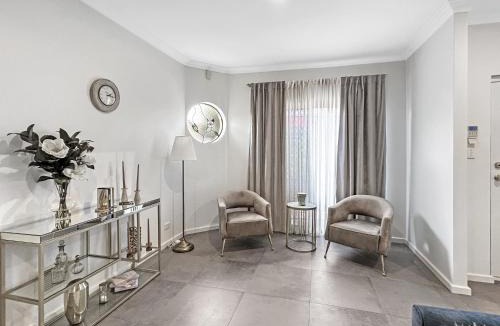 St James House | Bright 3-Bed House with Garage Parking