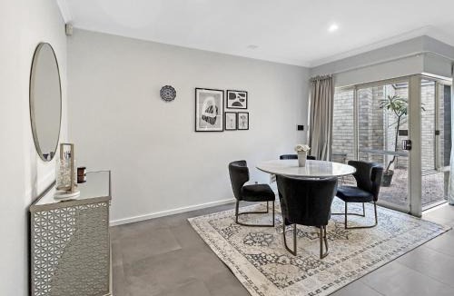 St James House | Bright 3-Bed House with Garage Parking