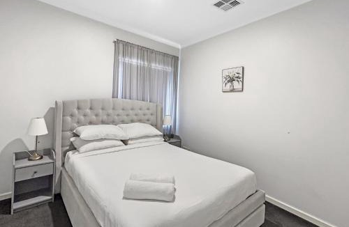 St James House | Bright 3-Bed House with Garage Parking