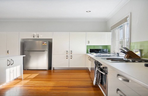 Ashgrove Apartment | Bright 3-Bed with Garden by Banks Street Reserve