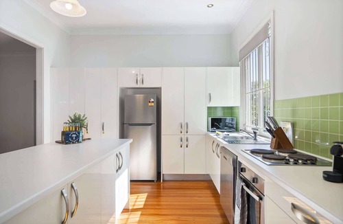 Ashgrove Apartment | Bright 3-Bed with Garden by Banks Street Reserve