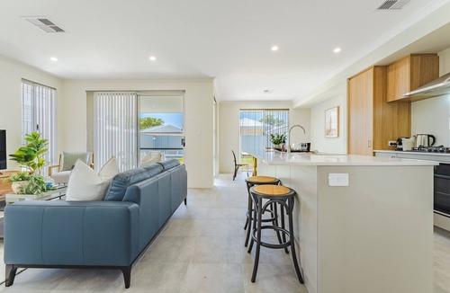 Rockingham Apartment | Bright & Airy 3-Bed House Near Rockingham Beach
