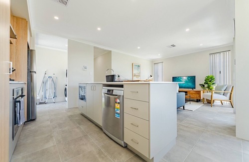 Rockingham Apartment | Bright & Airy 3-Bed House Near Rockingham Beach