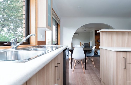 West Launceston Apartment | Bright and Beautiful Near the Gorge with Parking