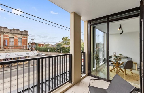 Fitzroy North Apartment | Bright and Modern 1BR Apt with Balcony and Car Park