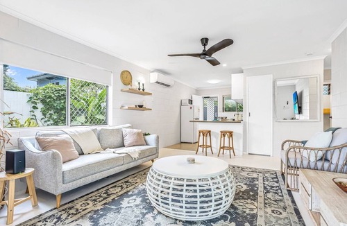 Holloways Beach Apartment | Bright and Spacious Triplex Near Holloways Beach