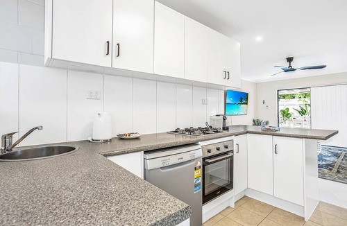 Holloways Beach Apartment | Bright and Spacious Triplex Near Holloways Beach