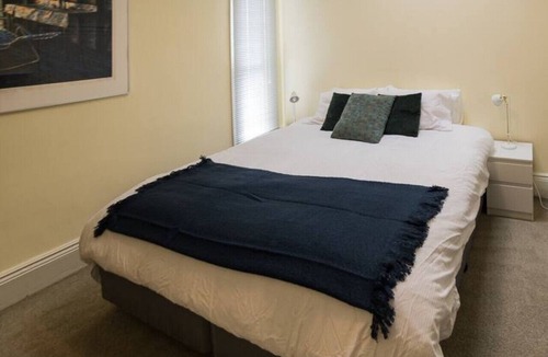 Fitzroy North House | Bright and spacious home w/garden and spa bath