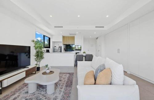 Lyneham Apartment | Bright and Spacious 2b2b with 2 parkings | GYM